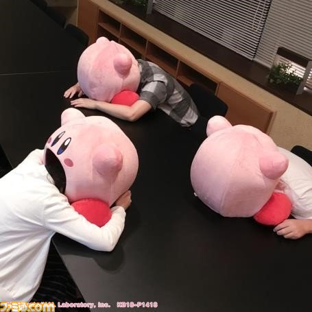 Kirby tyyny päät pöydällä