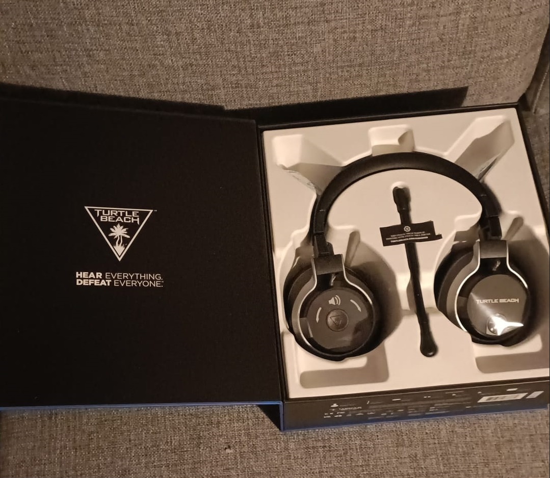 Turtle Beach Stealth Pro kuulokkeet suojapahvissa