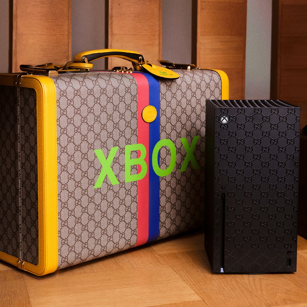 Xbox Series X Gucci konsoli ja laukku