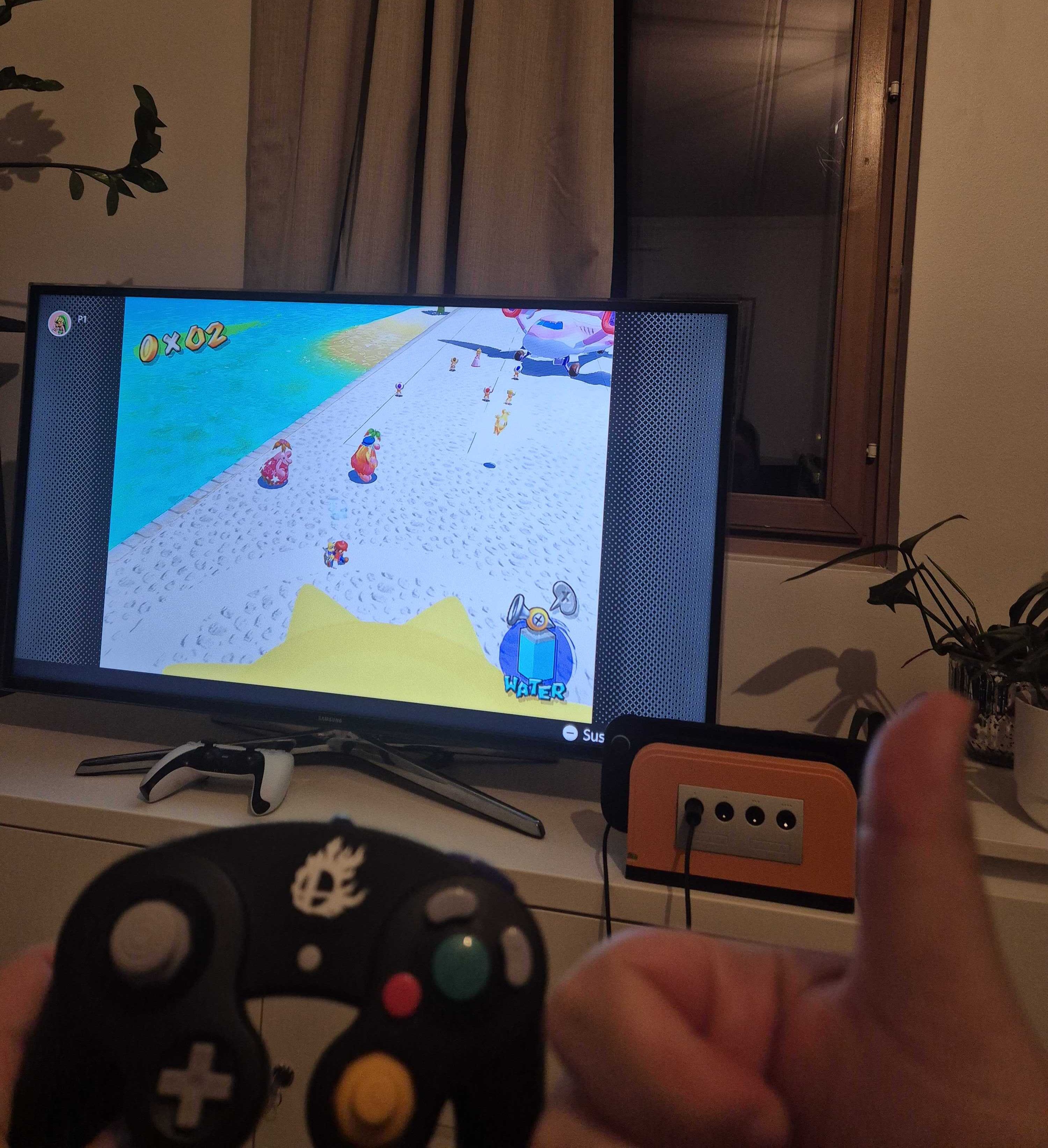 Peukku pystyssä, Gamecube-ohjain toisessa kädessä ja Battle Dock käytössä