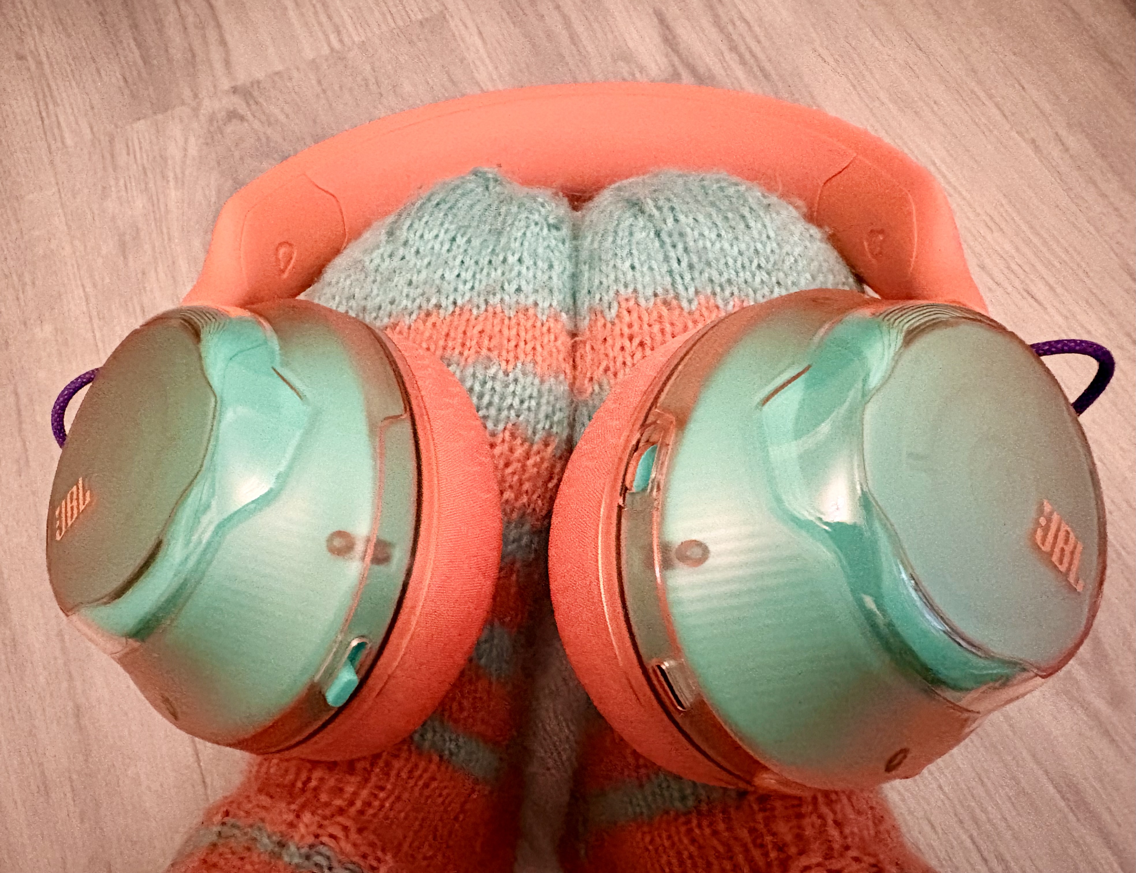 JBL Quantum 520 kuulokkeet ja villasukat