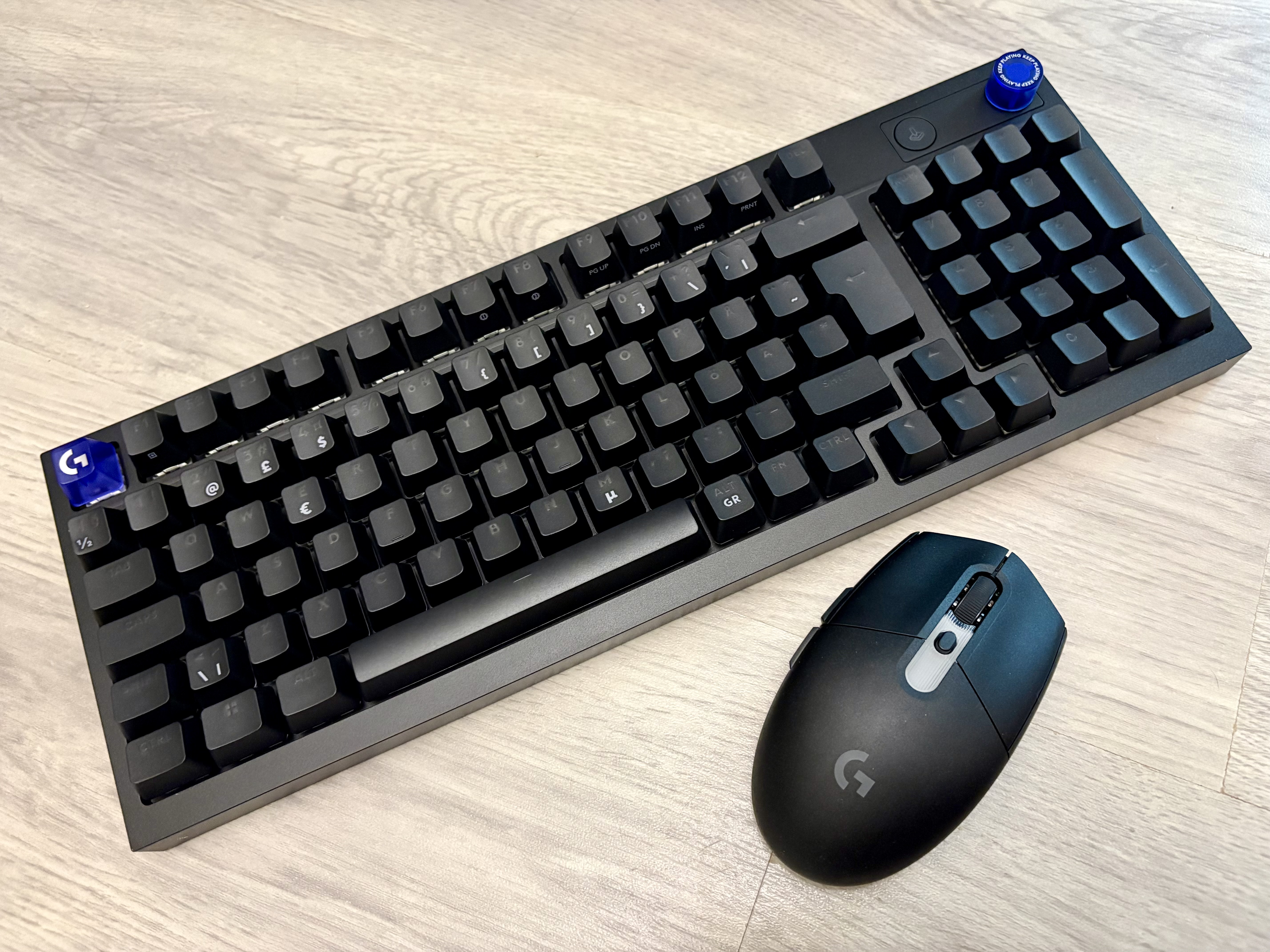 G316 X 98 näppäimistö ja G305 X SUPERLIGHT hiiri, logitech