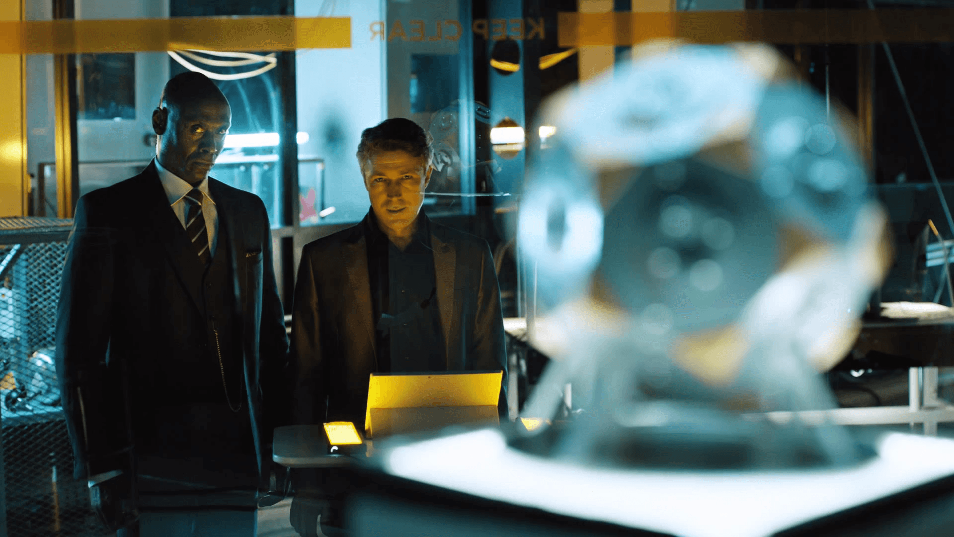 Martin Hatch (Lance Reddick) ja Paul Serene (Aidan Gillen), Quantum Break