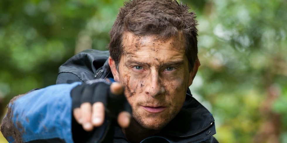 Bear Grylls osoittelee sormella