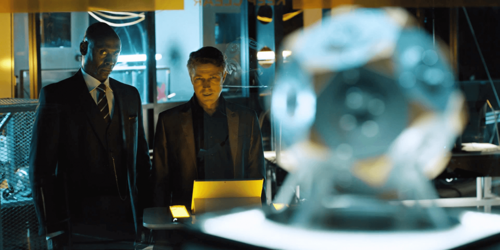 Martin Hatch (Lance Reddick) ja Paul Serene (Aidan Gillen), Quantum Break