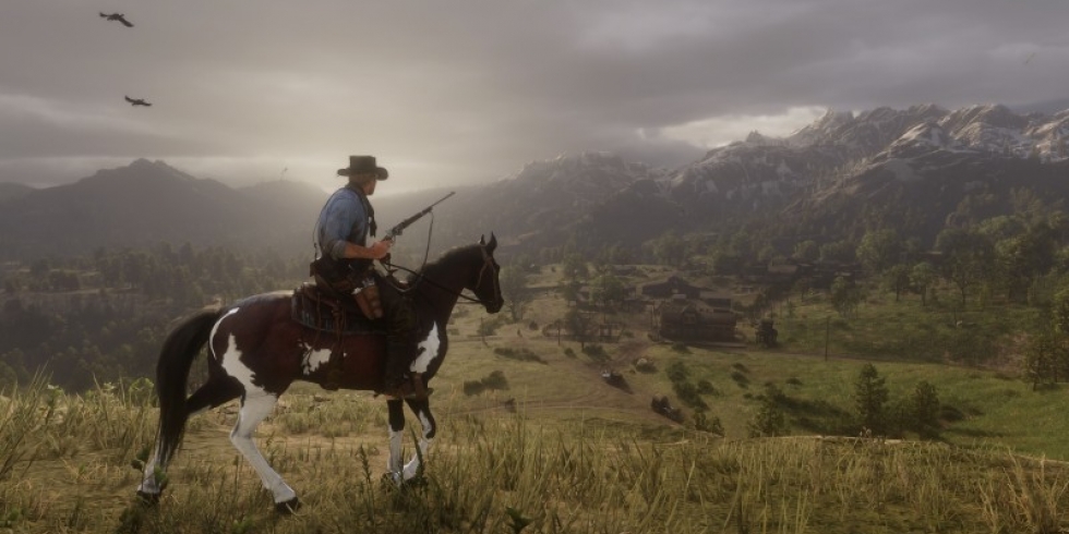 Red Dead Redemption 2 hevosen selässä ja pyssy kourassa