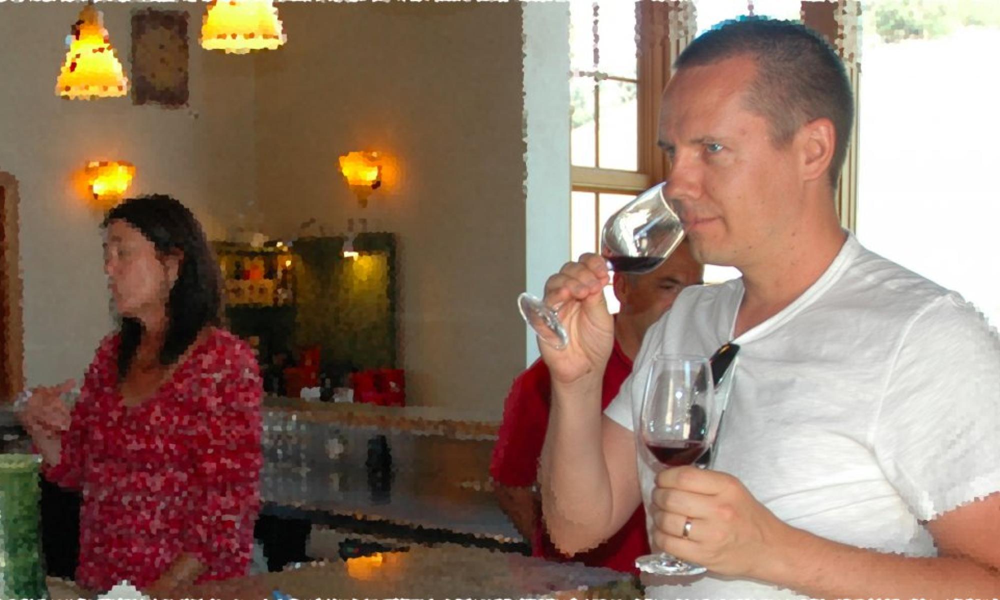 Jyri nuuhkii Pinot Noiria Sonomassa