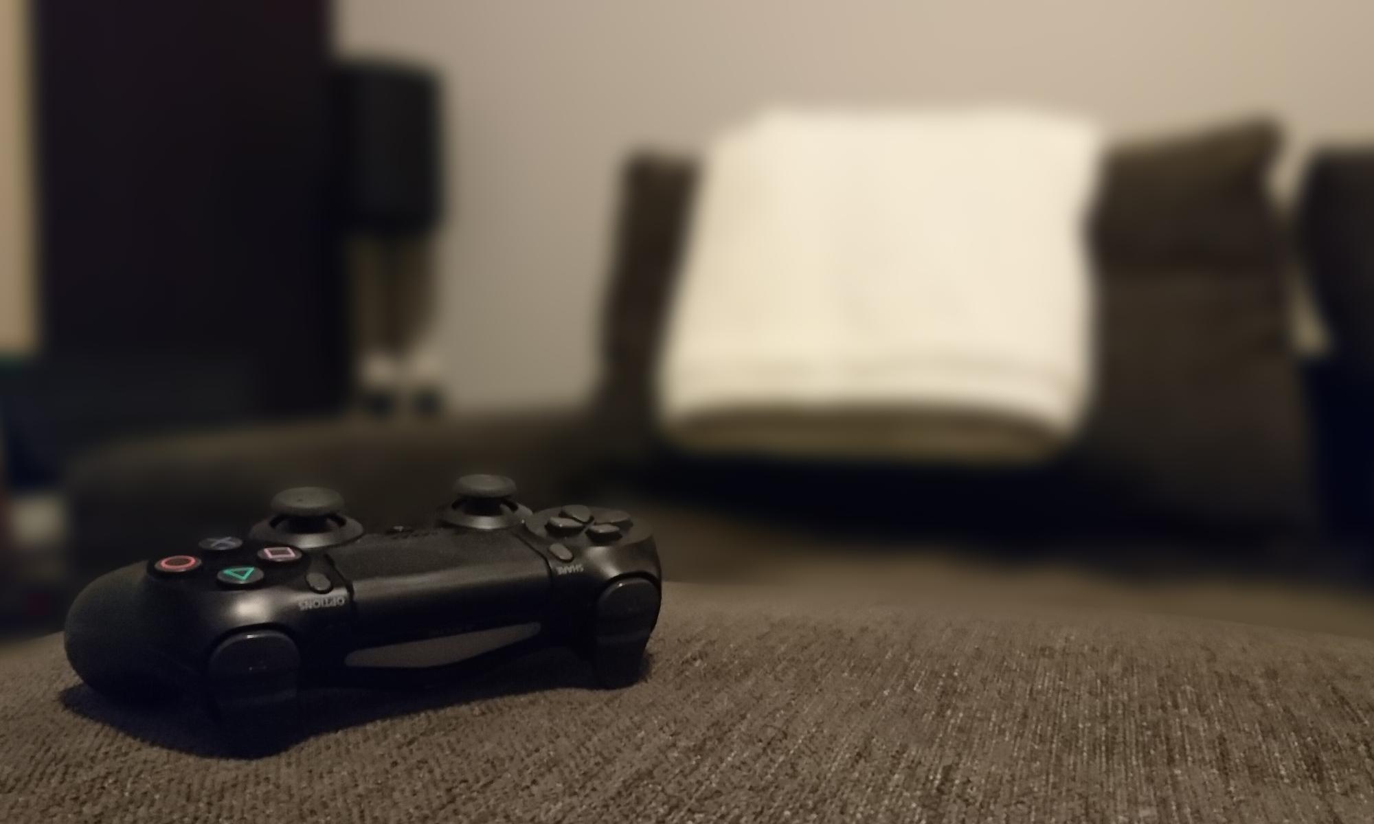 Dualshock 4 yksin sohvalla