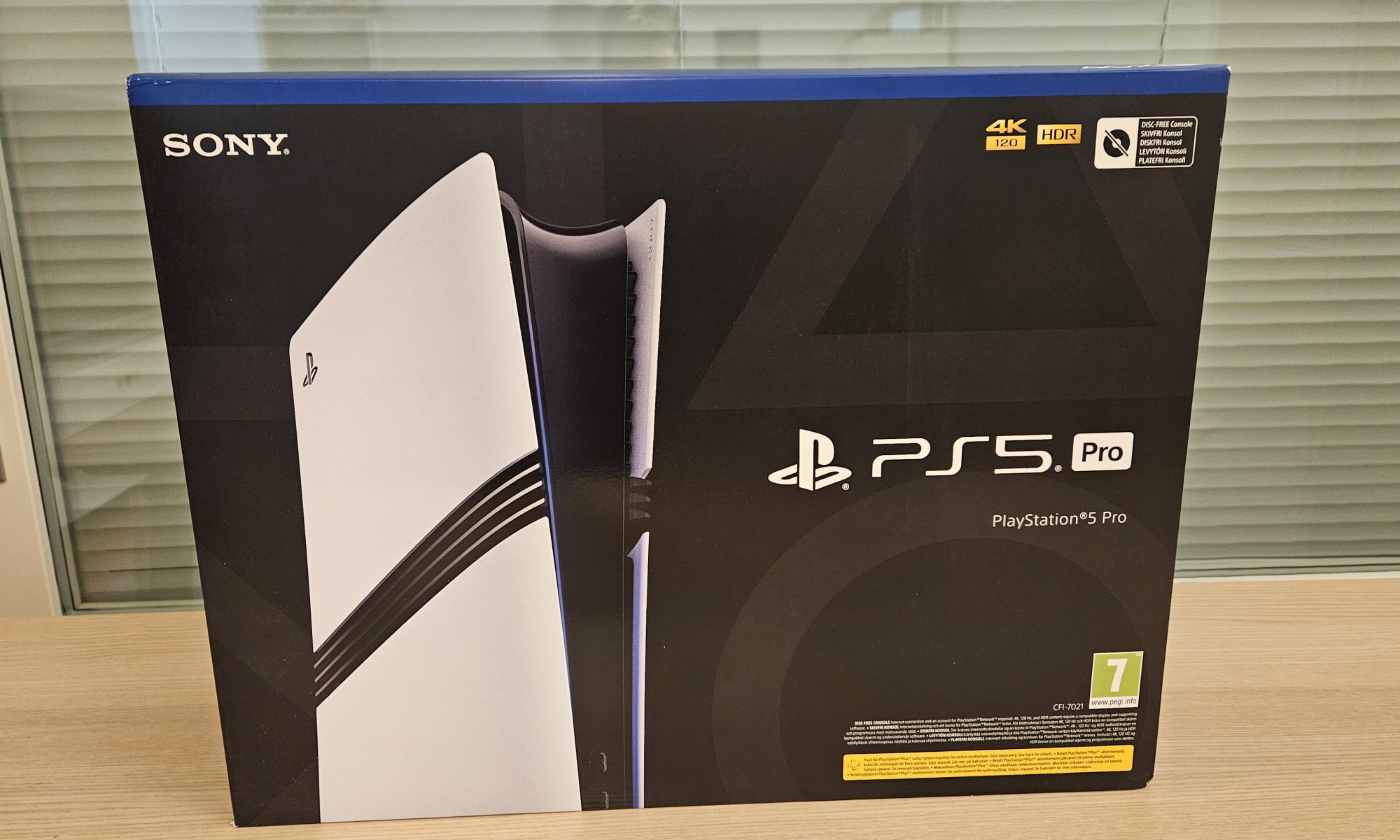 PlayStation 5 Pro pöydällä