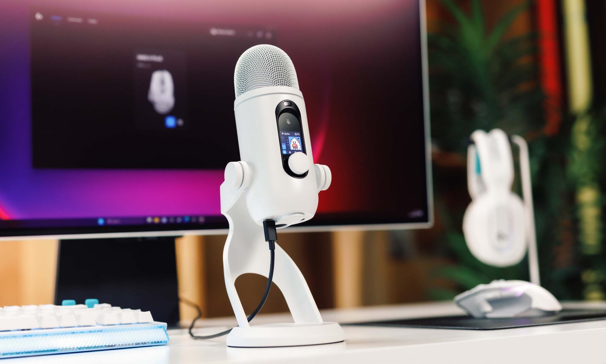 Logitech G Yeti 2 - Mikrofoni pystyssä tyylikkäässä ympäristössä työpöydällä