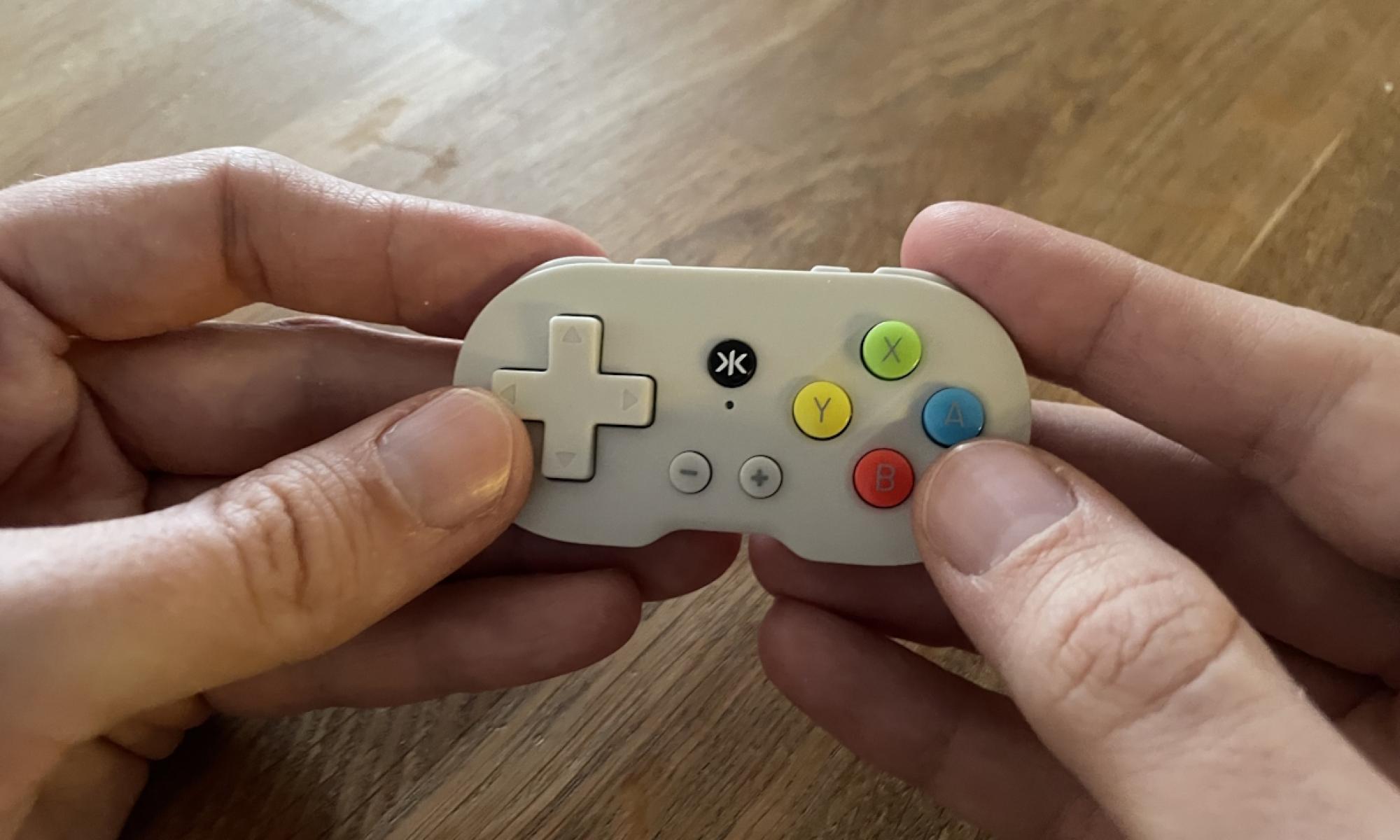 atom Collectible Keychain Controller ohjain kätösissä