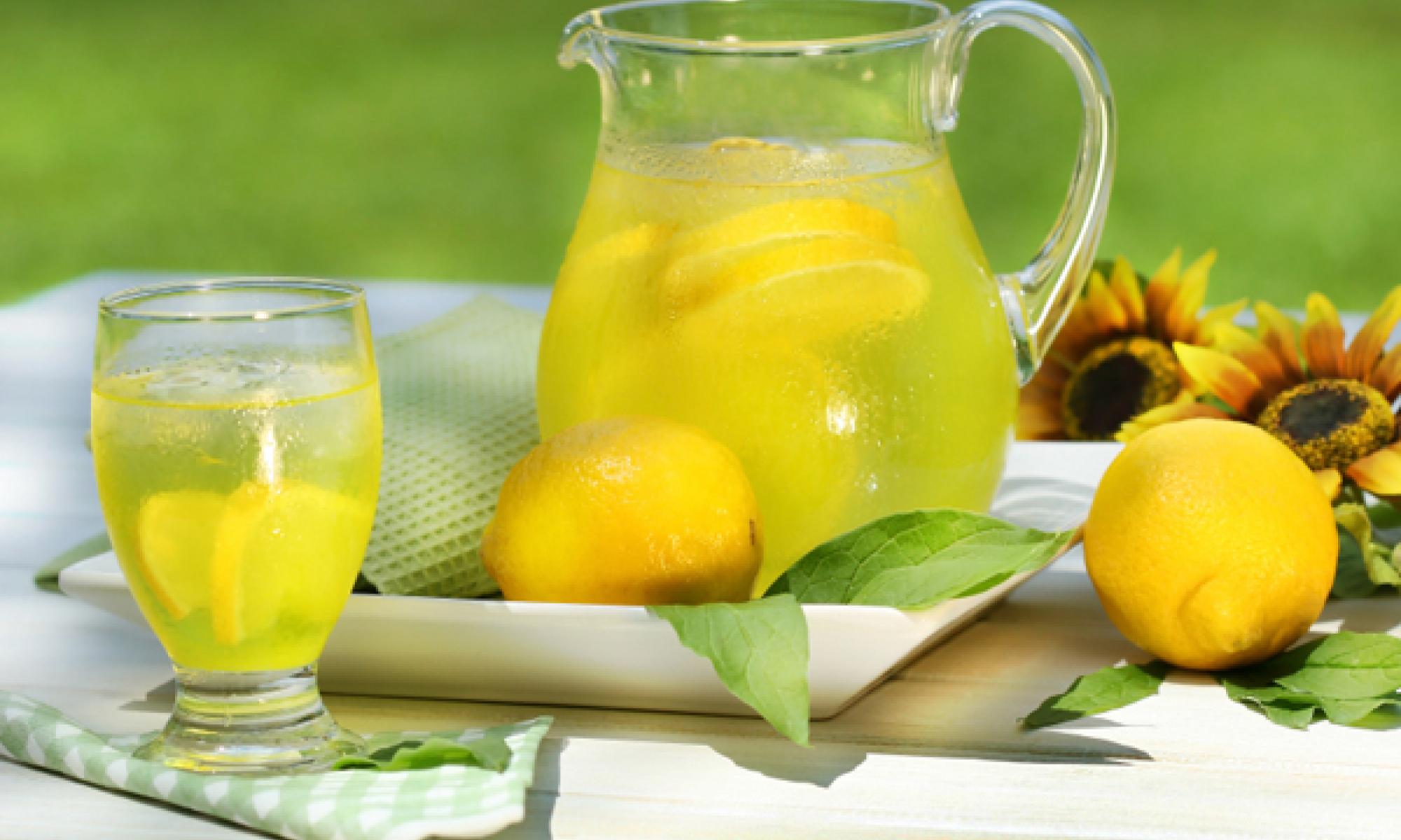 Limonaadia terdellä