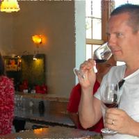 Jyri nuuhkii Pinot Noiria Sonomassa