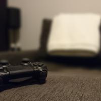 Dualshock 4 yksin sohvalla