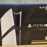 PlayStation 5 Pro pöydällä