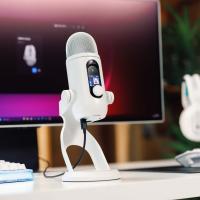 Logitech G Yeti 2 - Mikrofoni pystyssä tyylikkäässä ympäristössä työpöydällä