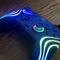 Nintendo Switch 2 Afterglow Wave Wired Controller ja valot päällä