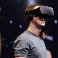 Mark Zuckerberg VR-lasit naamalla