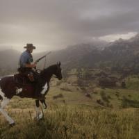 Red Dead Redemption 2 hevosen selässä ja pyssy kourassa