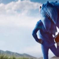 Sonic venyttää etureittä ja katsoo pilviä