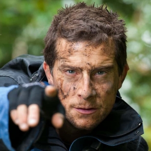 Bear Grylls osoittelee sormella