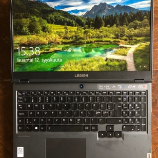 Lenovo Legion 5i -pelikannettava näyttöinensä