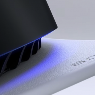 PS5, PlayStation 5, logo konsolin kulmassa