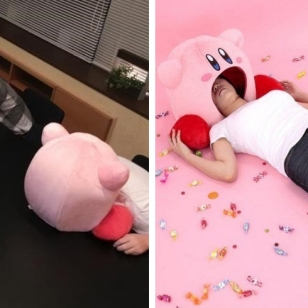 Kirby-tyyny isokuva päistä tyynyllä