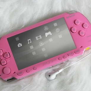 Pinkki PSP aistikkaissa por.. promokuvissa