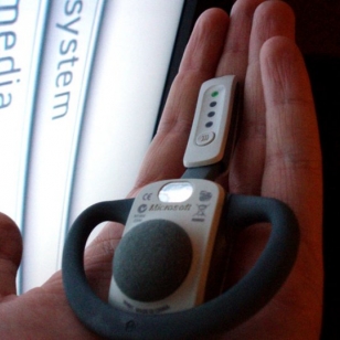 Langaton Xbox 360 -kuulokemikrofoni KonsoliFINin testauspajassa