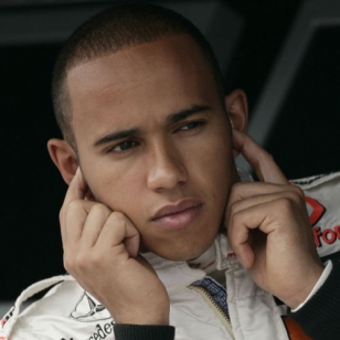 Huhu: Hamilton EA:n F1-pelin kanteen?