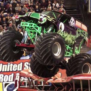 Monster Jam rymistelee stadioneilta kaduille