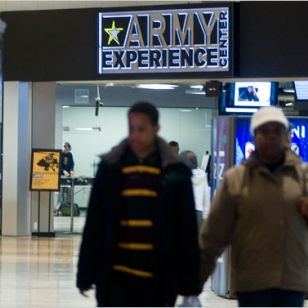 Jenkkiarmeija rekrytoi pelihalleilla Jenkkiarmeija rekrytoi pelihalleilla