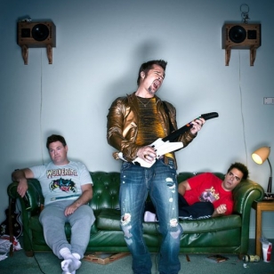 Brad Pitt opastaa Rock Band -kokoonpanon ylläpidossa