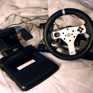 Testissä Mad Catz Wireless Force Feedback Racing Wheel 