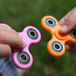 Fidget spinnereitä