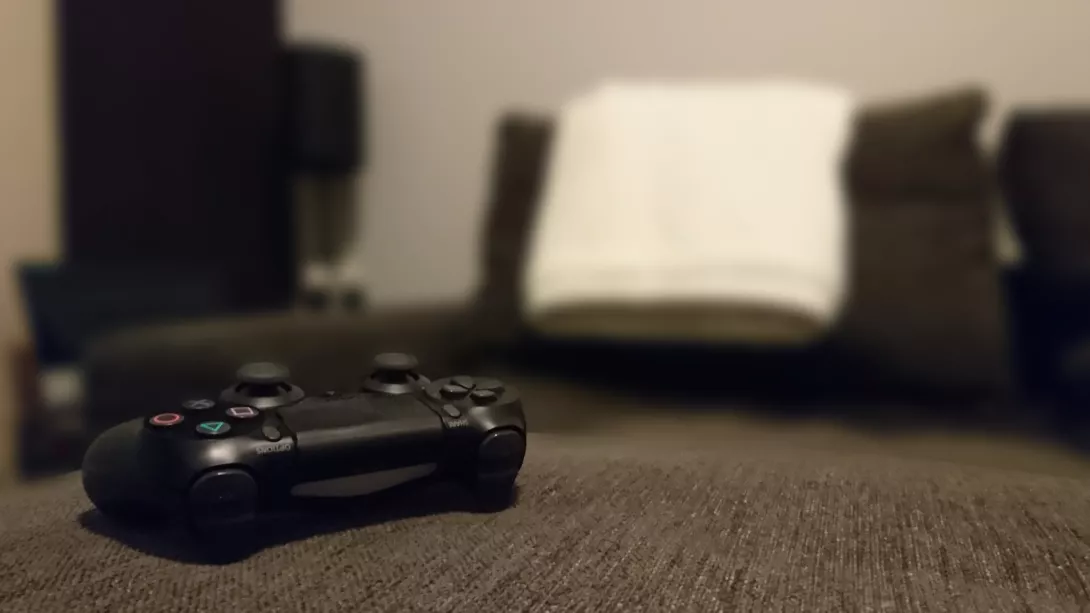 Dualshock 4 yksin sohvalla