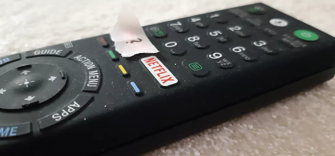 Kaukosäädin jossa Netflix-nappi