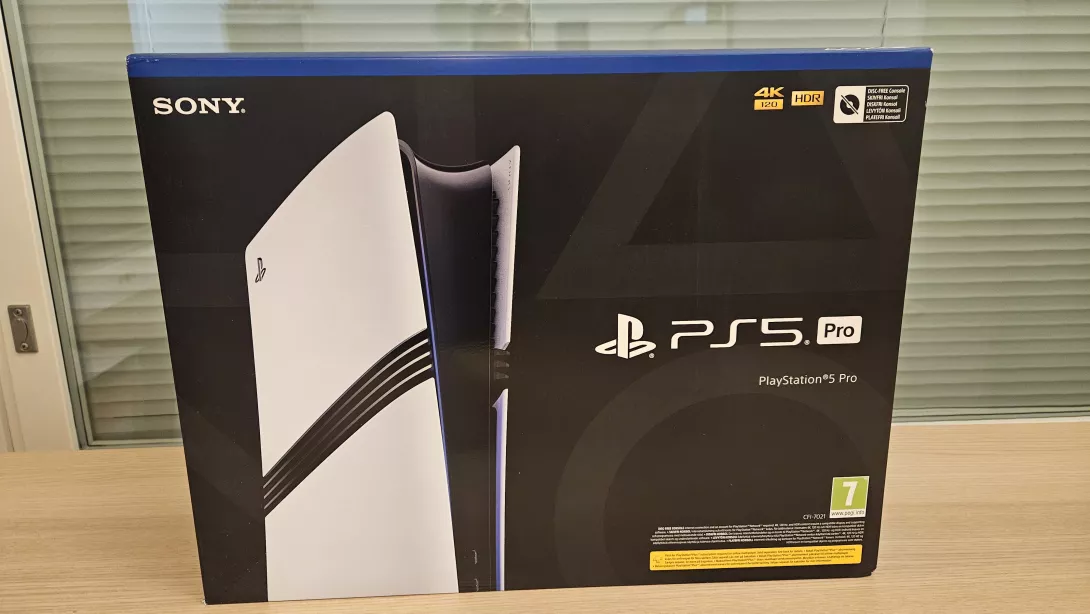 PlayStation 5 Pro pöydällä