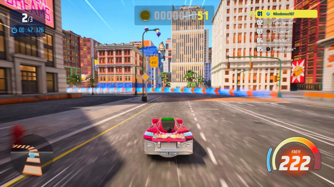 HOT WHEELS Infinite Rush: King Kong kurkkii rakennusten välissä, ja kisa on käynnissä