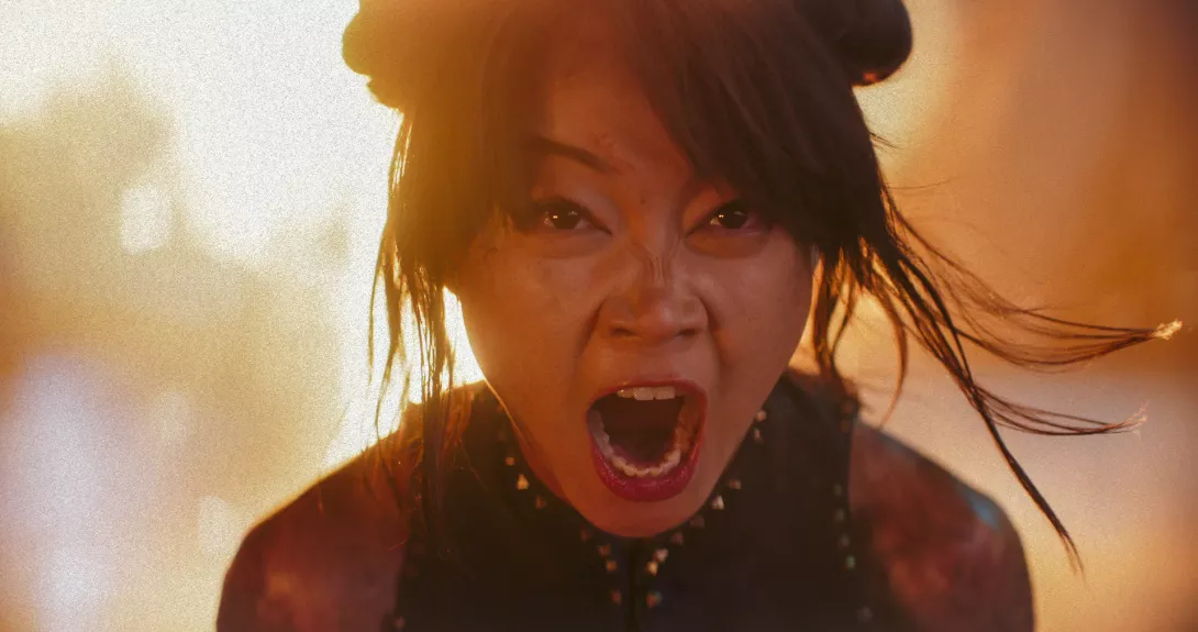 Chun-Li karjuu räjähdyksen edessä elokuvassa Street Fighter