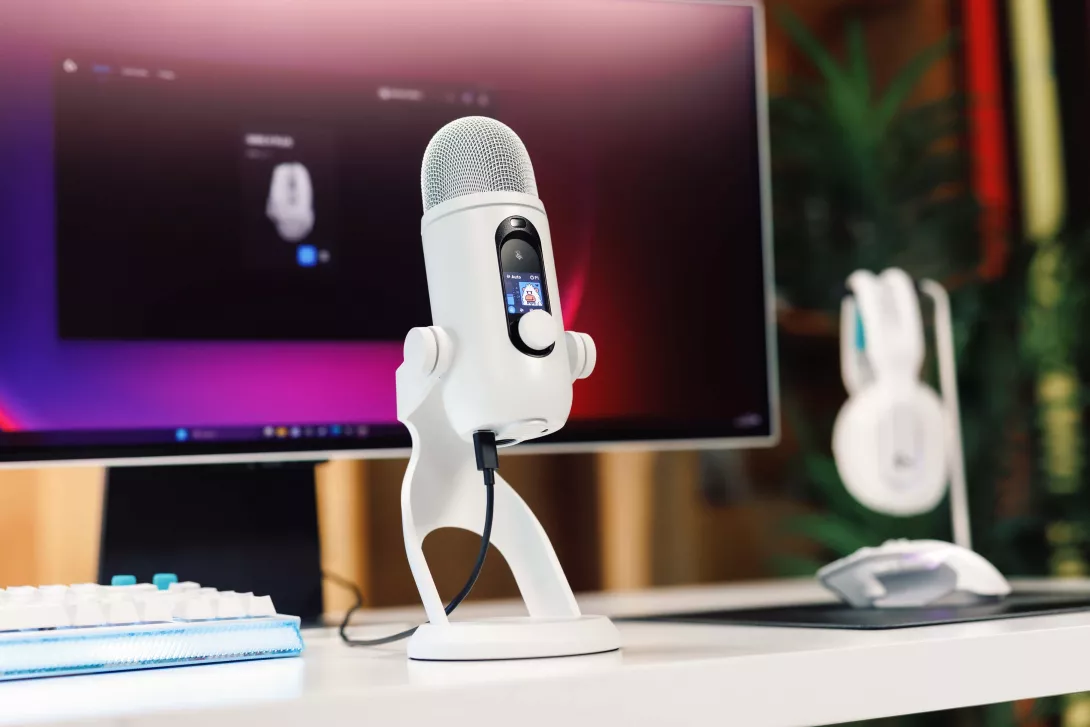 Logitech G Yeti 2 - Mikrofoni pystyssä tyylikkäässä ympäristössä työpöydällä