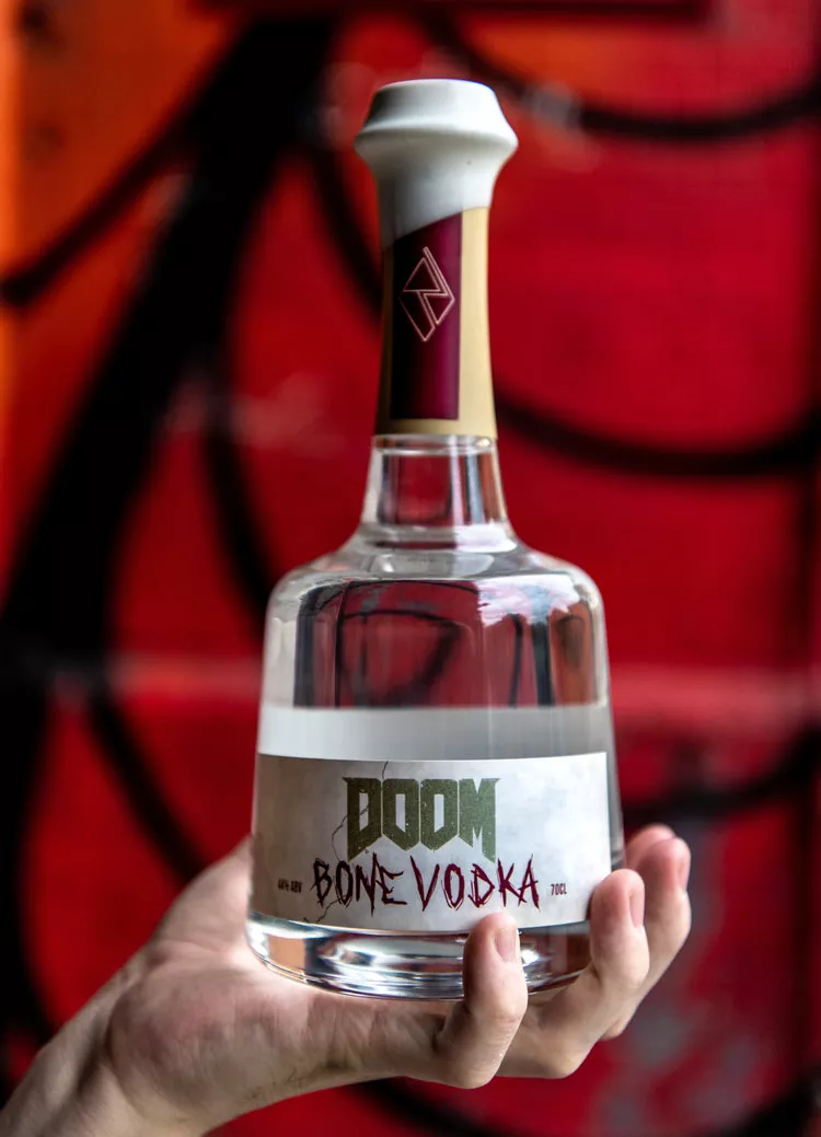 Doom Vodka kädessä Rebel Distillers