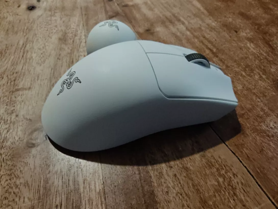 Razer Viper 4 Pro sivulta