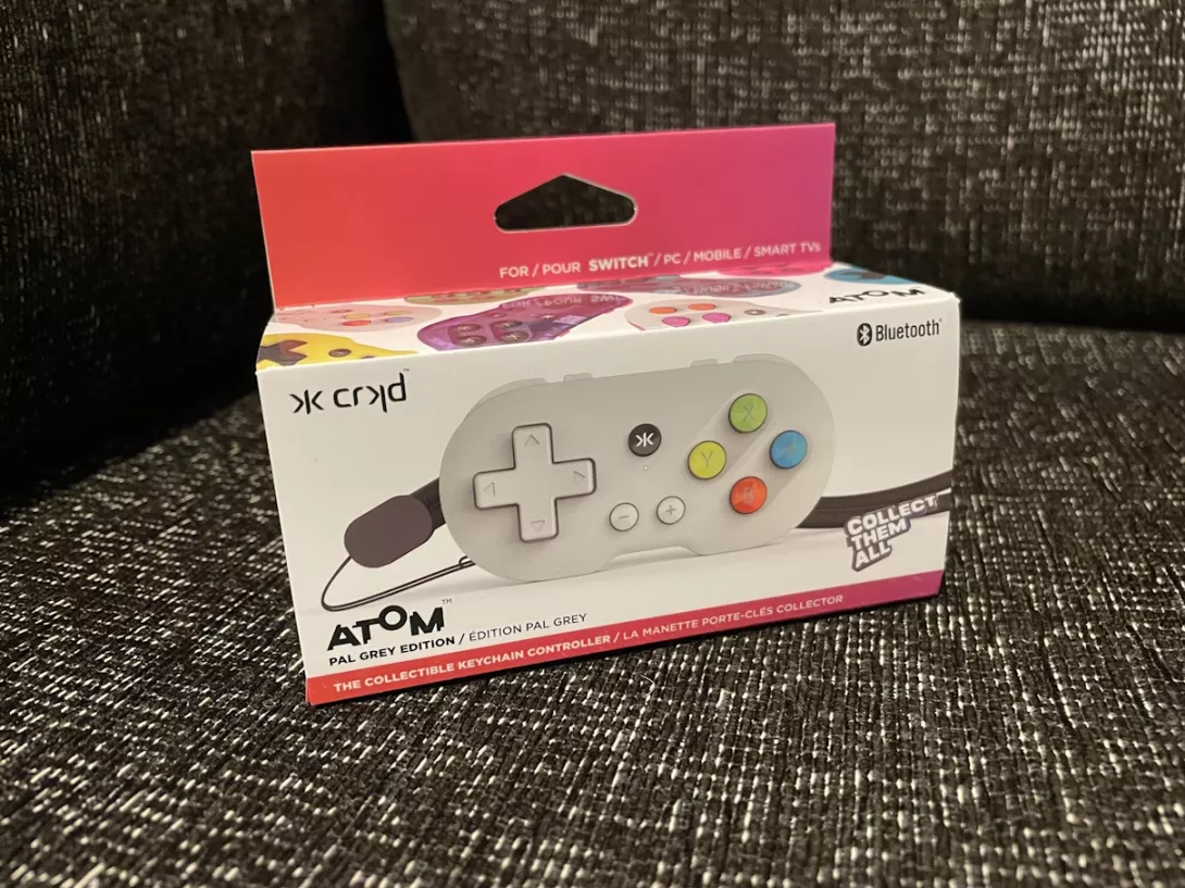 atom Collectible Keychain Controller ohjain laatikossaan