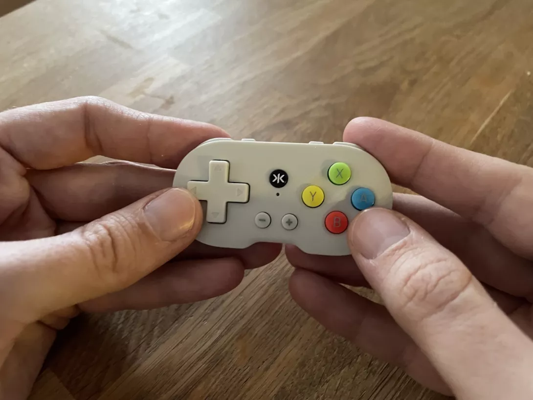 atom Collectible Keychain Controller ohjain kätösissä