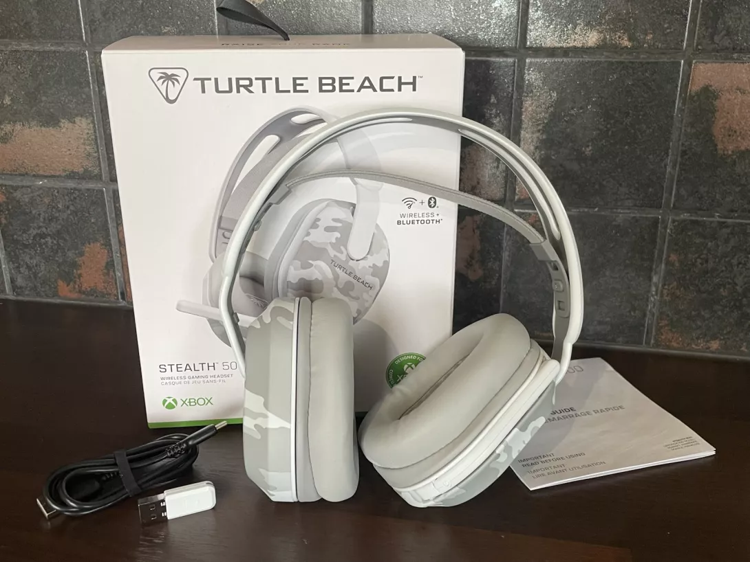 Turtle Beach Stealth 500 kuulokkeet pöydällä