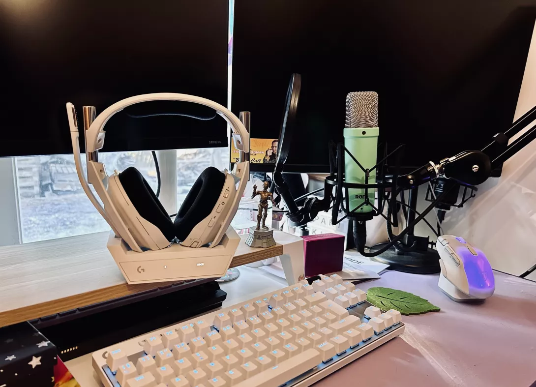 Logitech G ASTRO A50 pöydällä.JPG