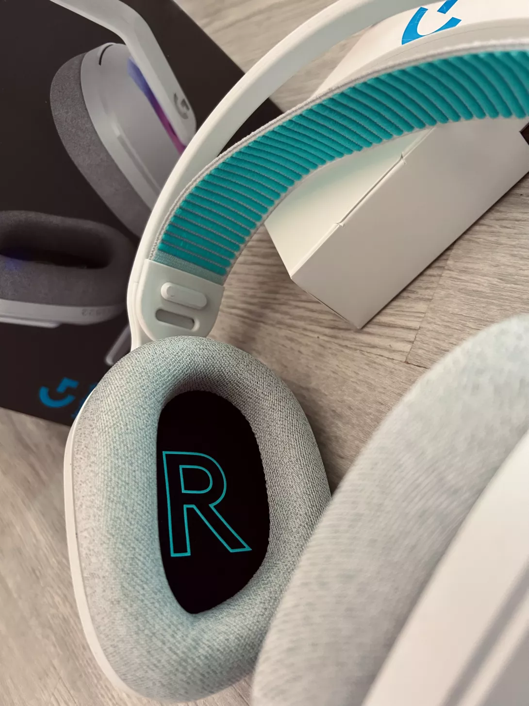 Logitech G522 Lightspeed lähikuva korvakuppi.jpeg