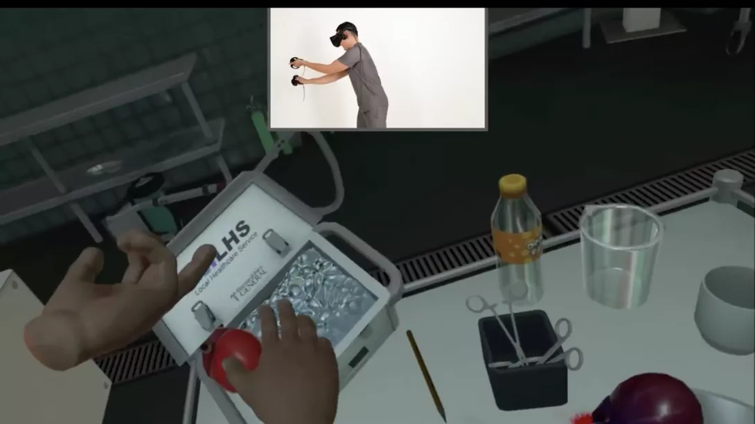 Kirurgi pelaa Surgeon Simulator VR-peli